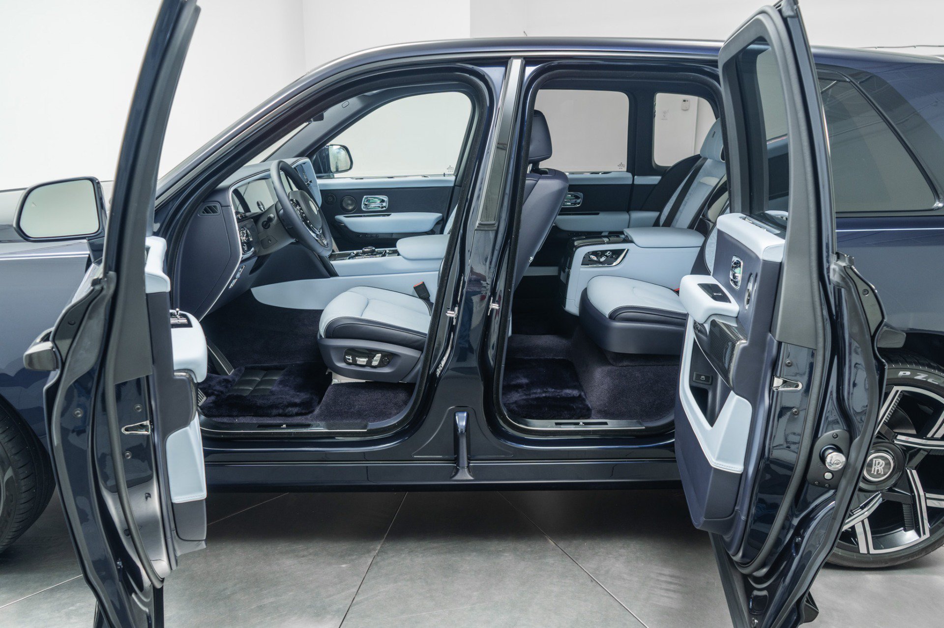 Used 2025 Rolls-Royce Cullinan Black Badge AWD/4WD image 36