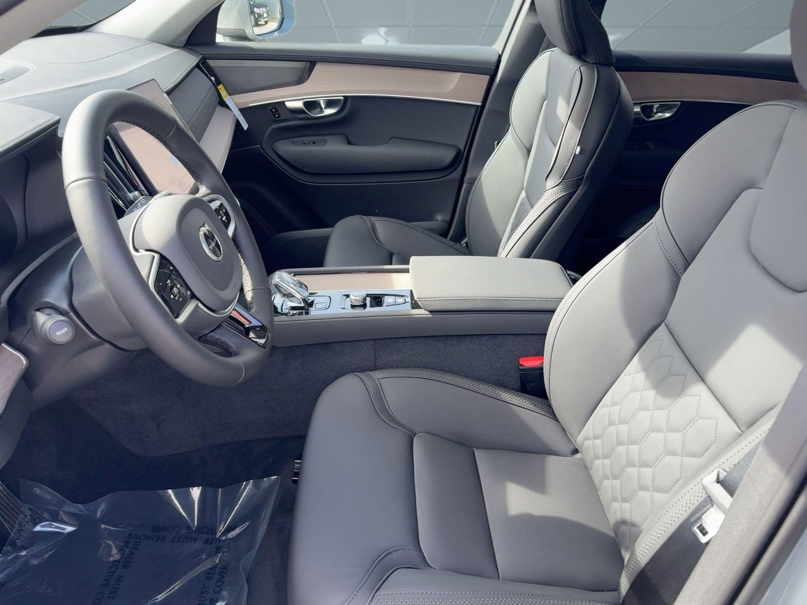 New 2026 Volvo XC90 T8 Plus w/ Protection Package Premier image 5