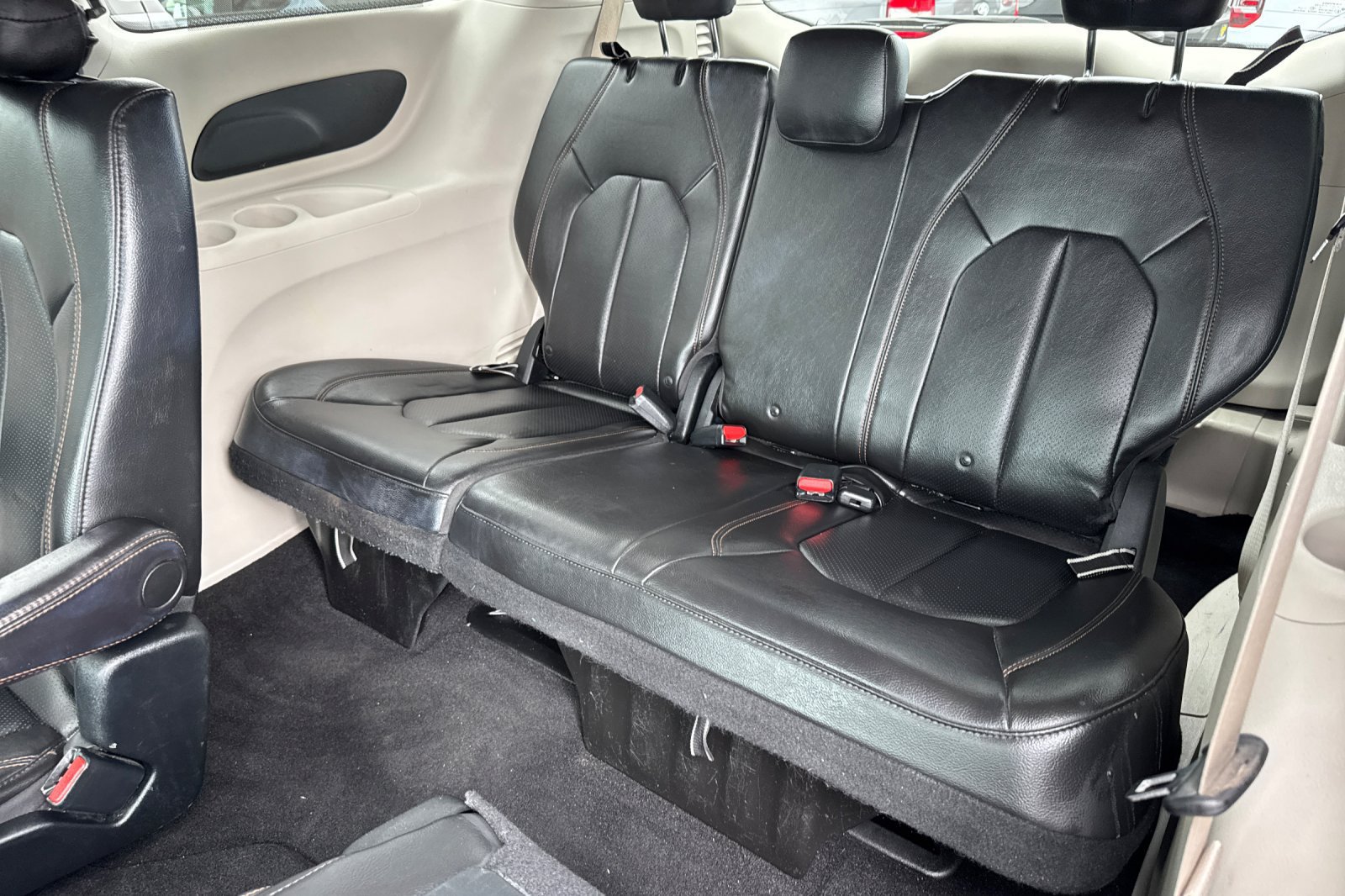 Used 2018 Chrysler Pacifica Touring-L FWD image 12