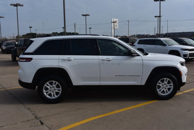 Used 2023 Jeep Grand Cherokee Laredo AWD/4WD image 4