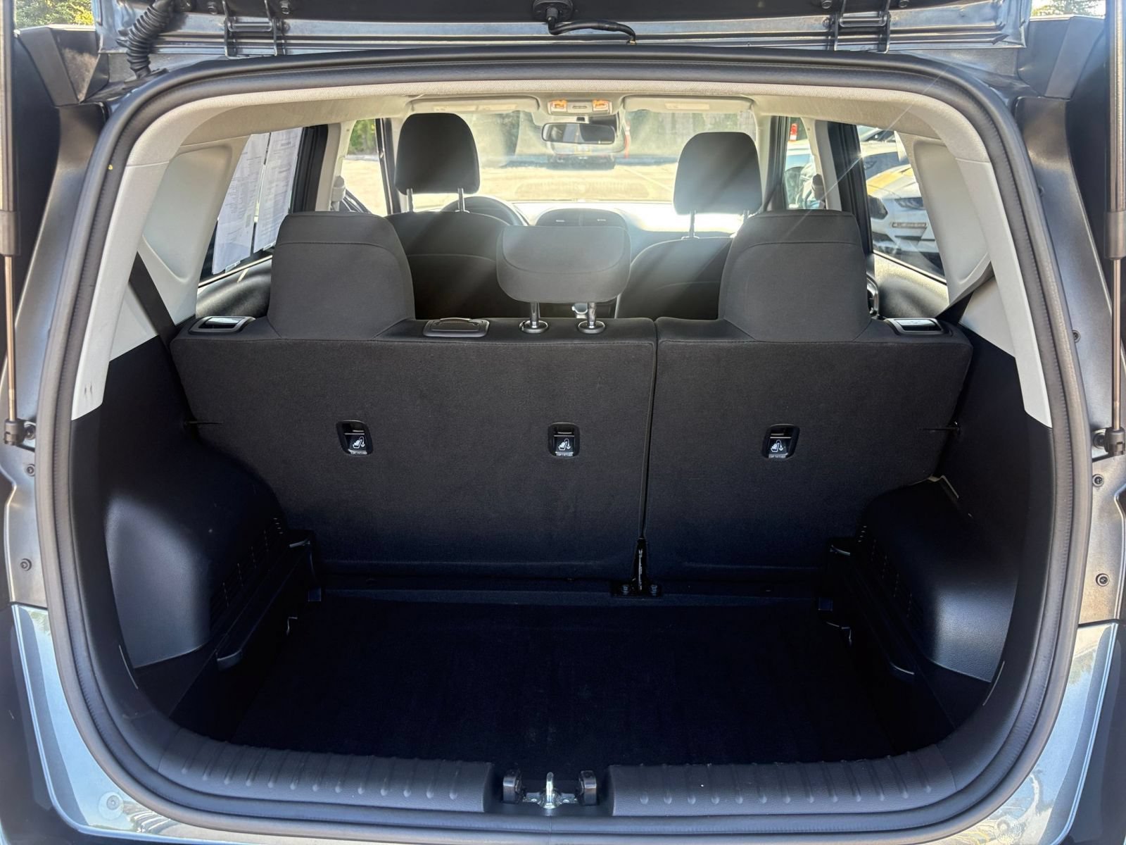 Used 2025 Kia Soul LX w/ LX Technology Package FWD image 29