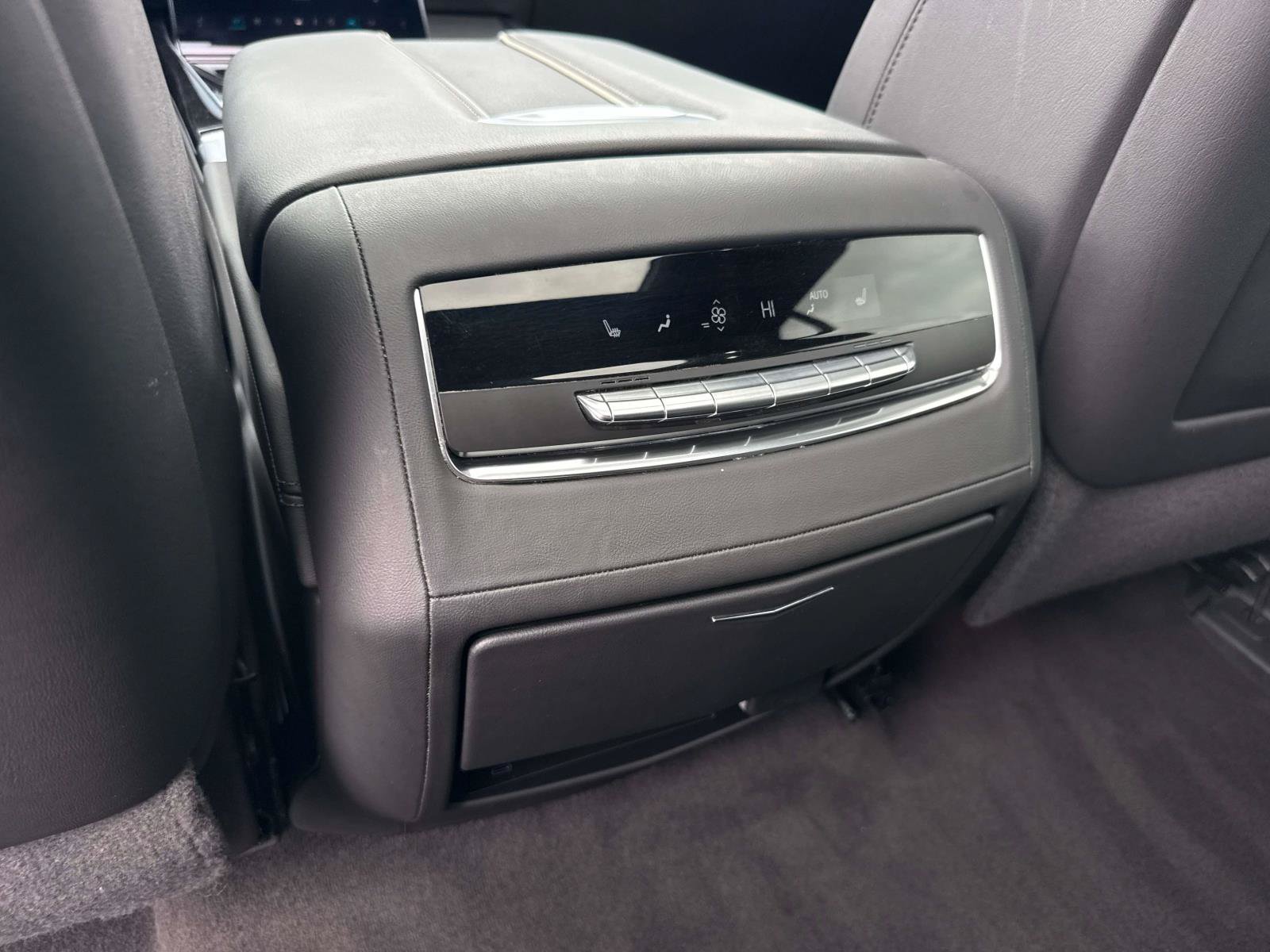 Used 2025 Cadillac Escalade ESV Sport AWD/4WD image 17