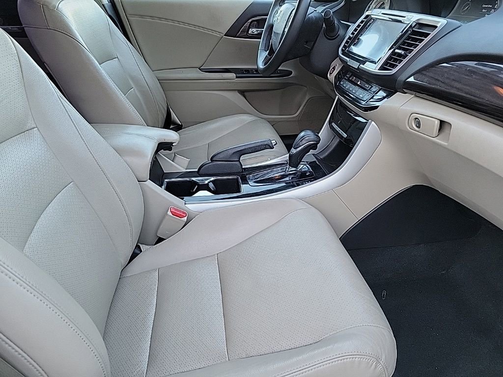 Used 2017 Honda Accord Touring image 13