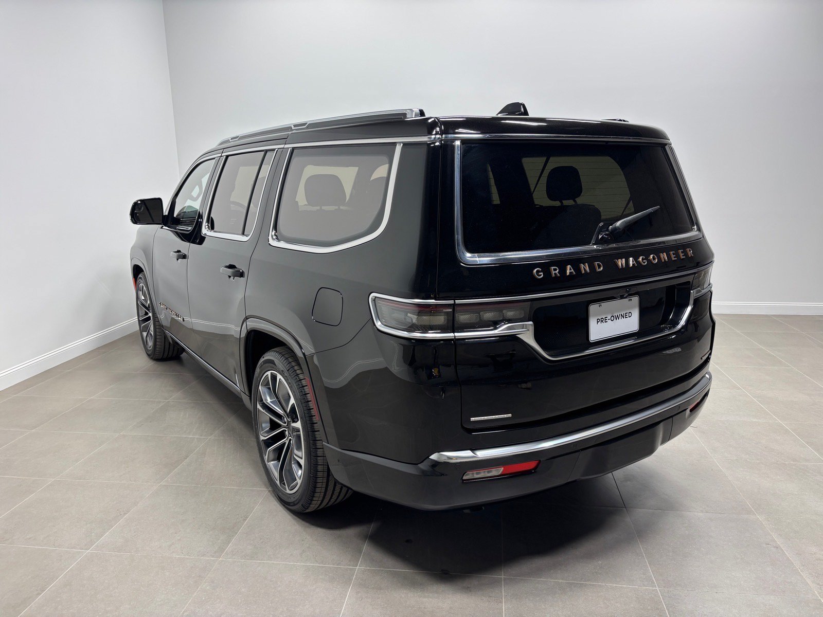 Used 2022 Jeep Grand Wagoneer Series III w/ Rear Seat Video Group 1 AWD/4WD image 9