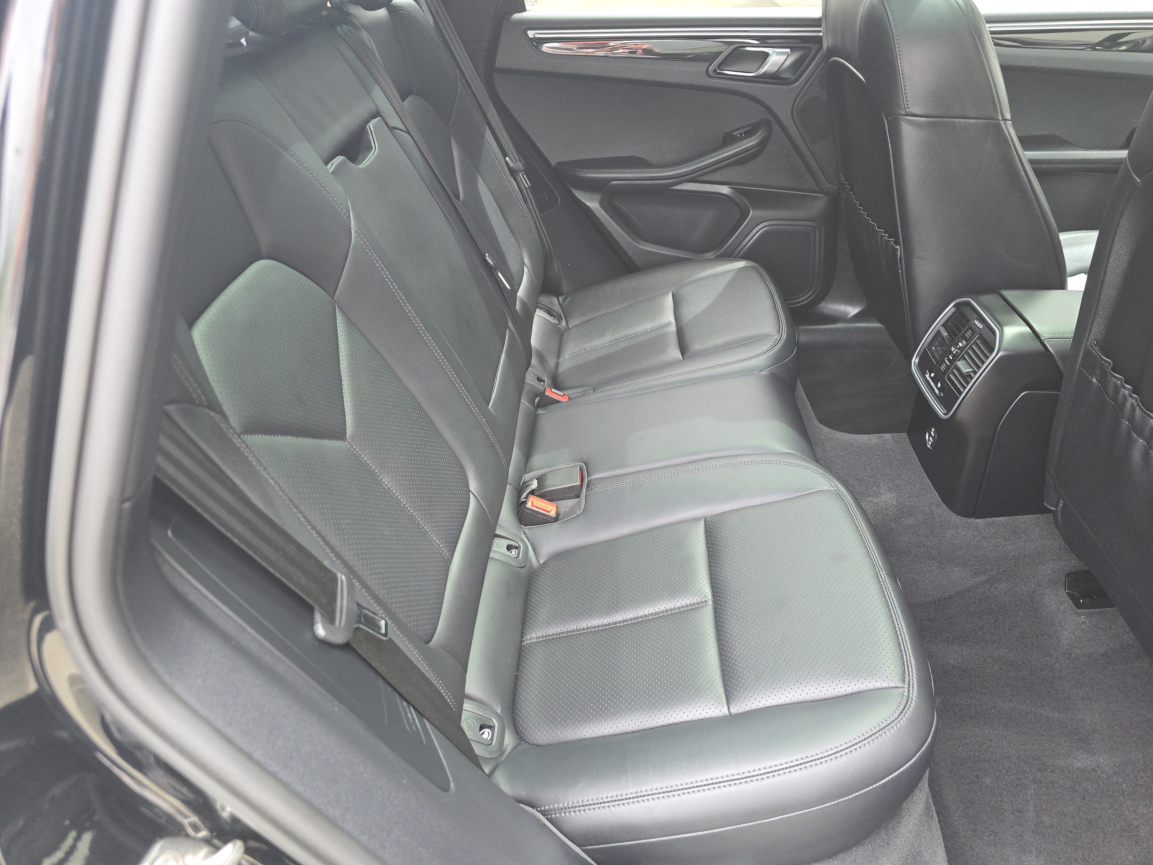 Certified 2023 Porsche Macan AWD/4WD image 18