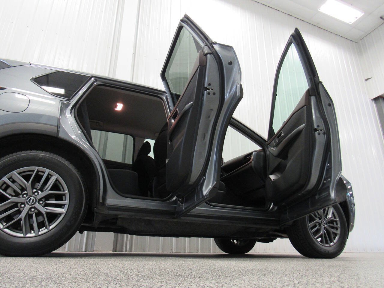 Used 2023 Nissan Rogue S AWD/4WD image 16