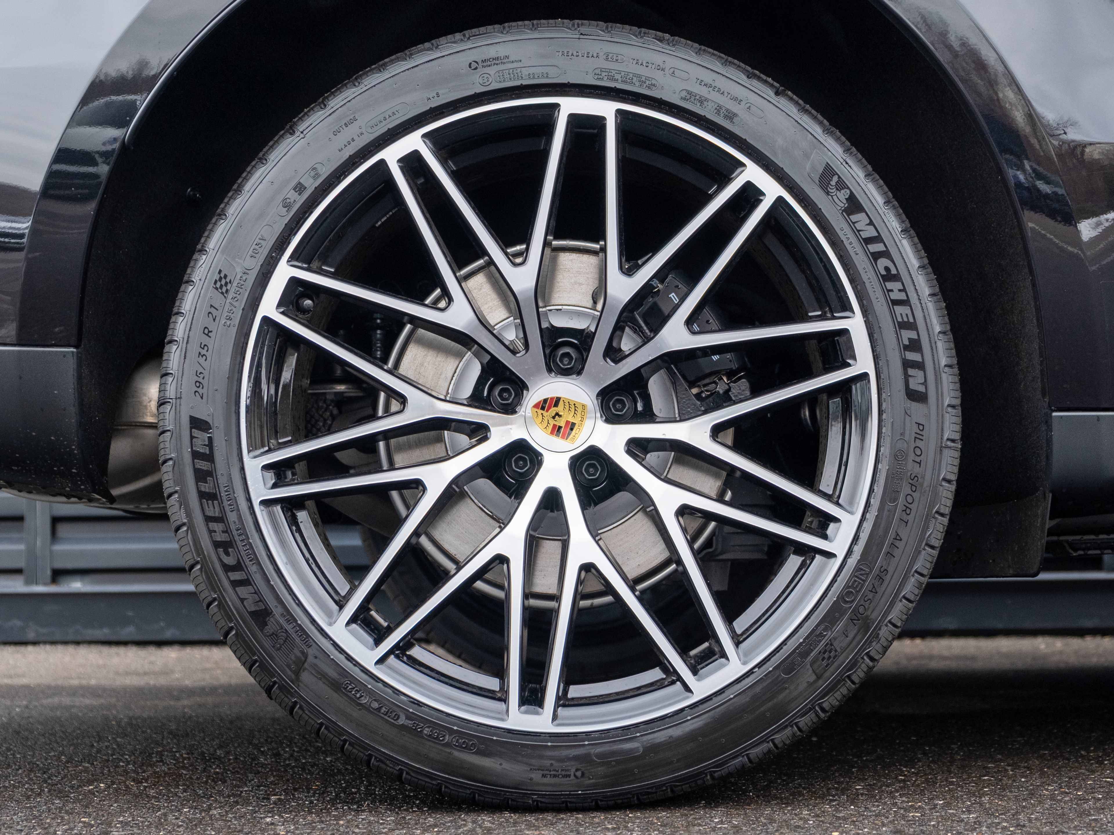 Certified 2026 Porsche Macan AWD/4WD image 14
