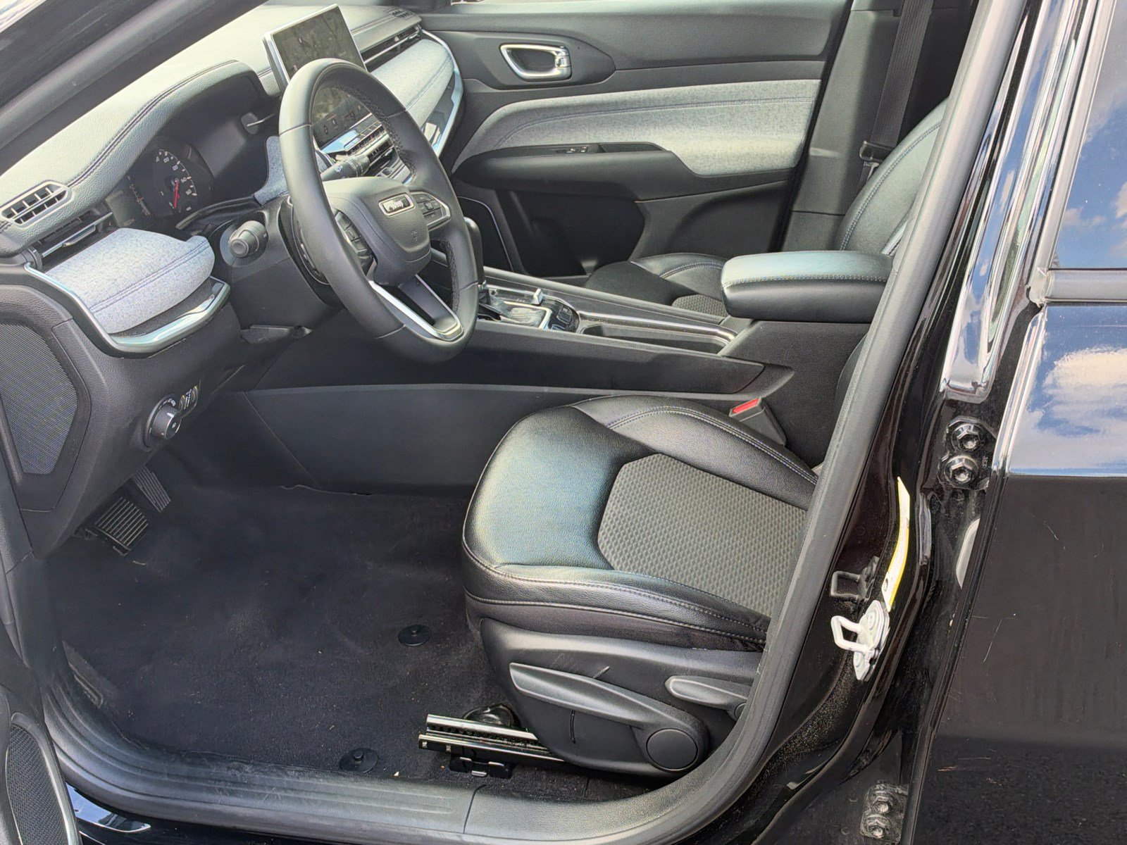 Used 2024 Jeep Compass Latitude AWD/4WD image 9