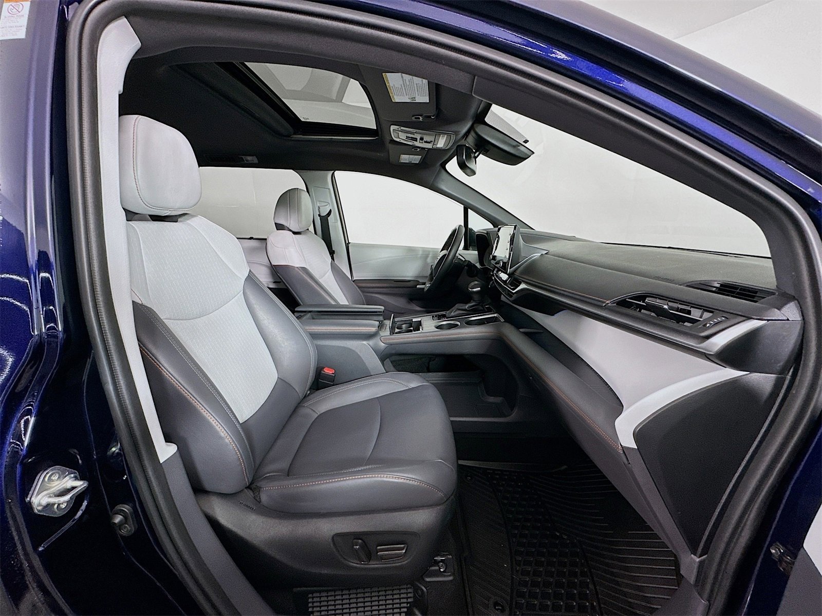 Used 2022 Toyota Sienna XSE image 30