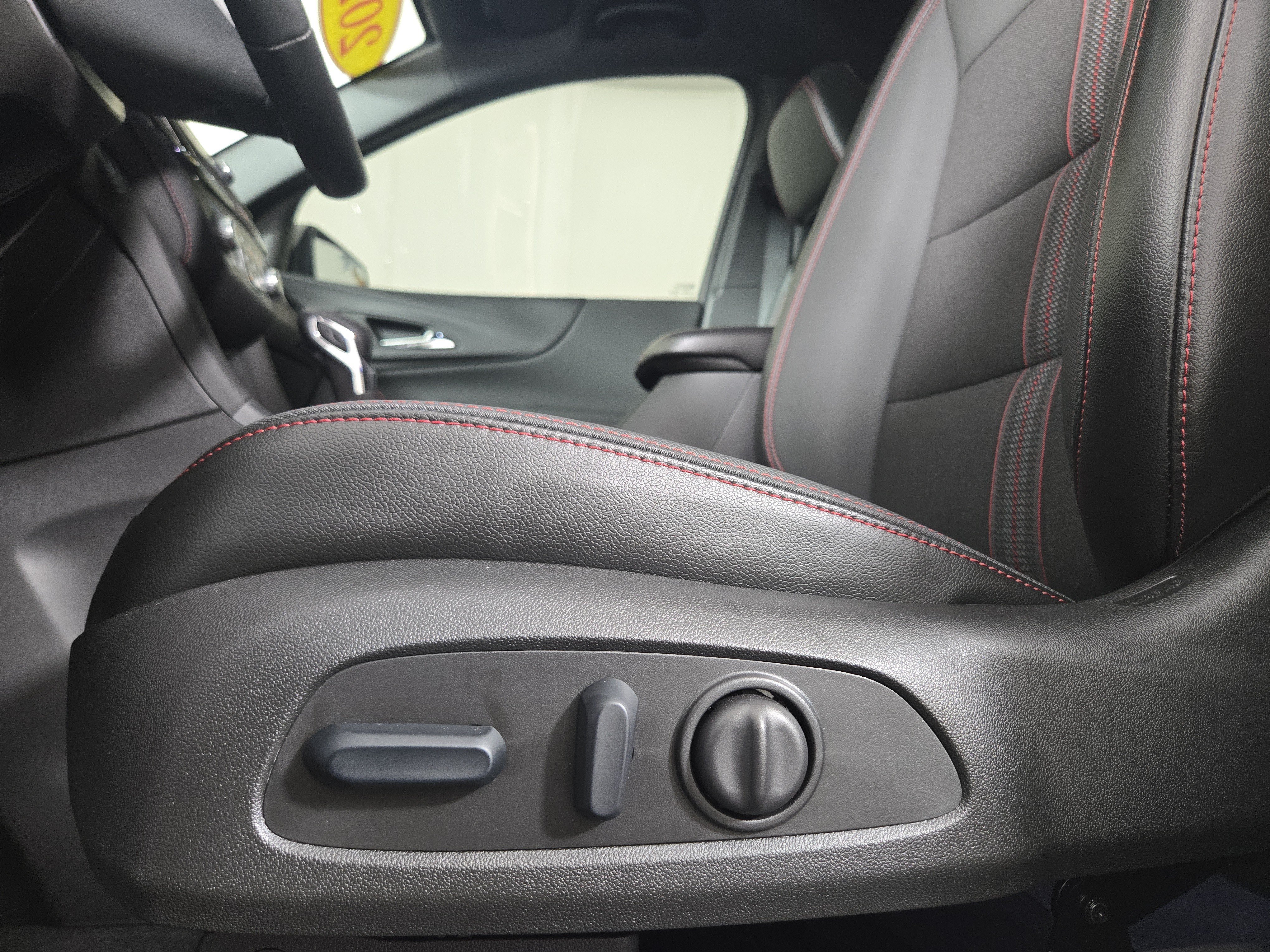 Certified 2024 Chevrolet Equinox RS FWD image 29