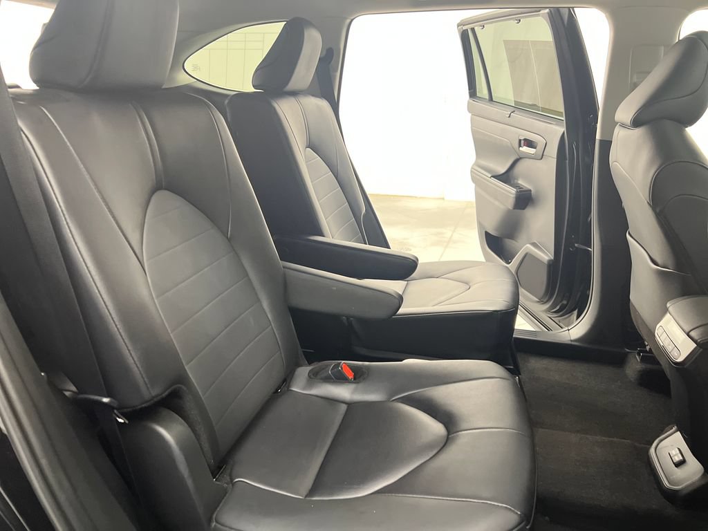 Used 2025 Toyota Highlander XLE FWD image 24