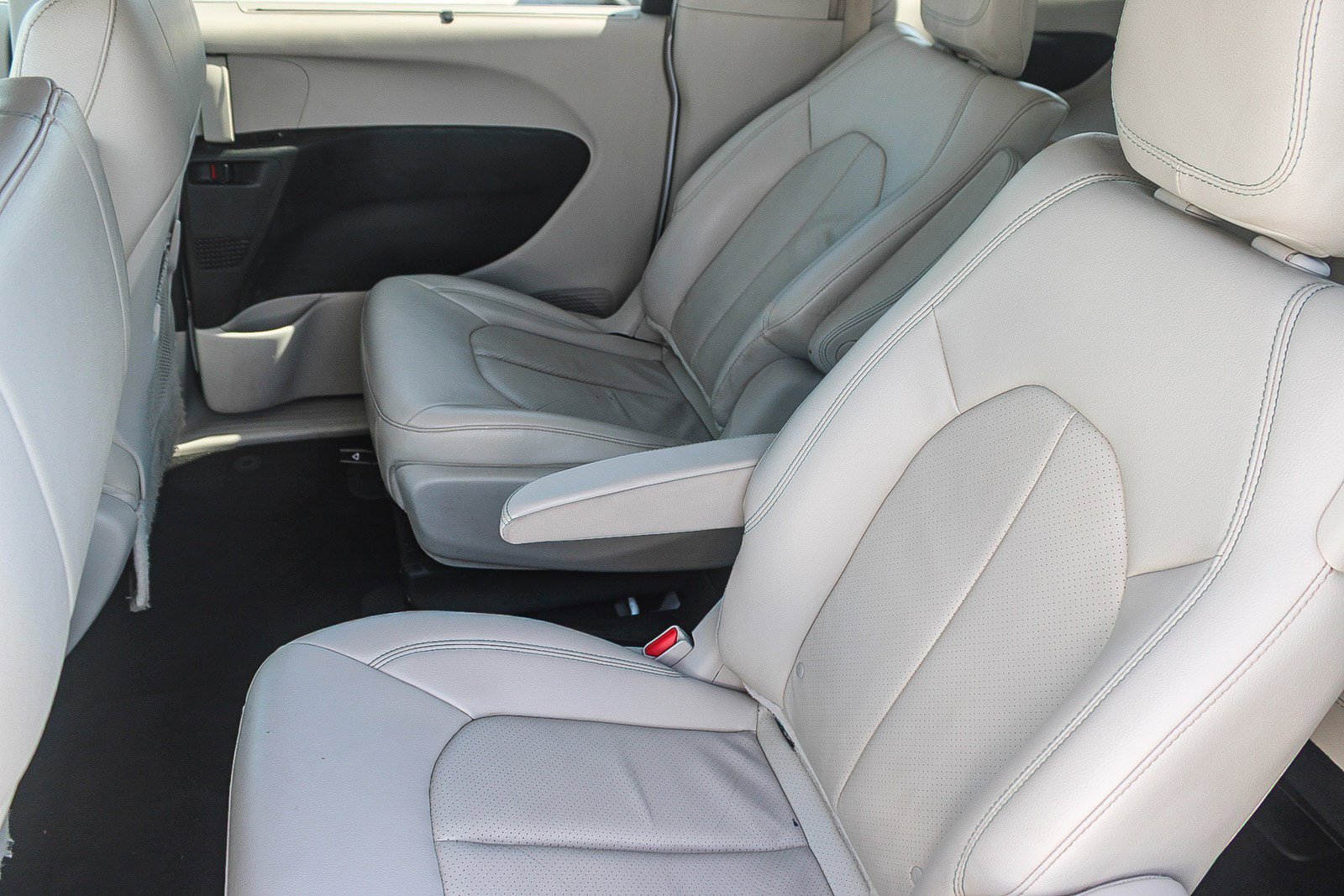 Used 2018 Chrysler Pacifica Touring-L image 19