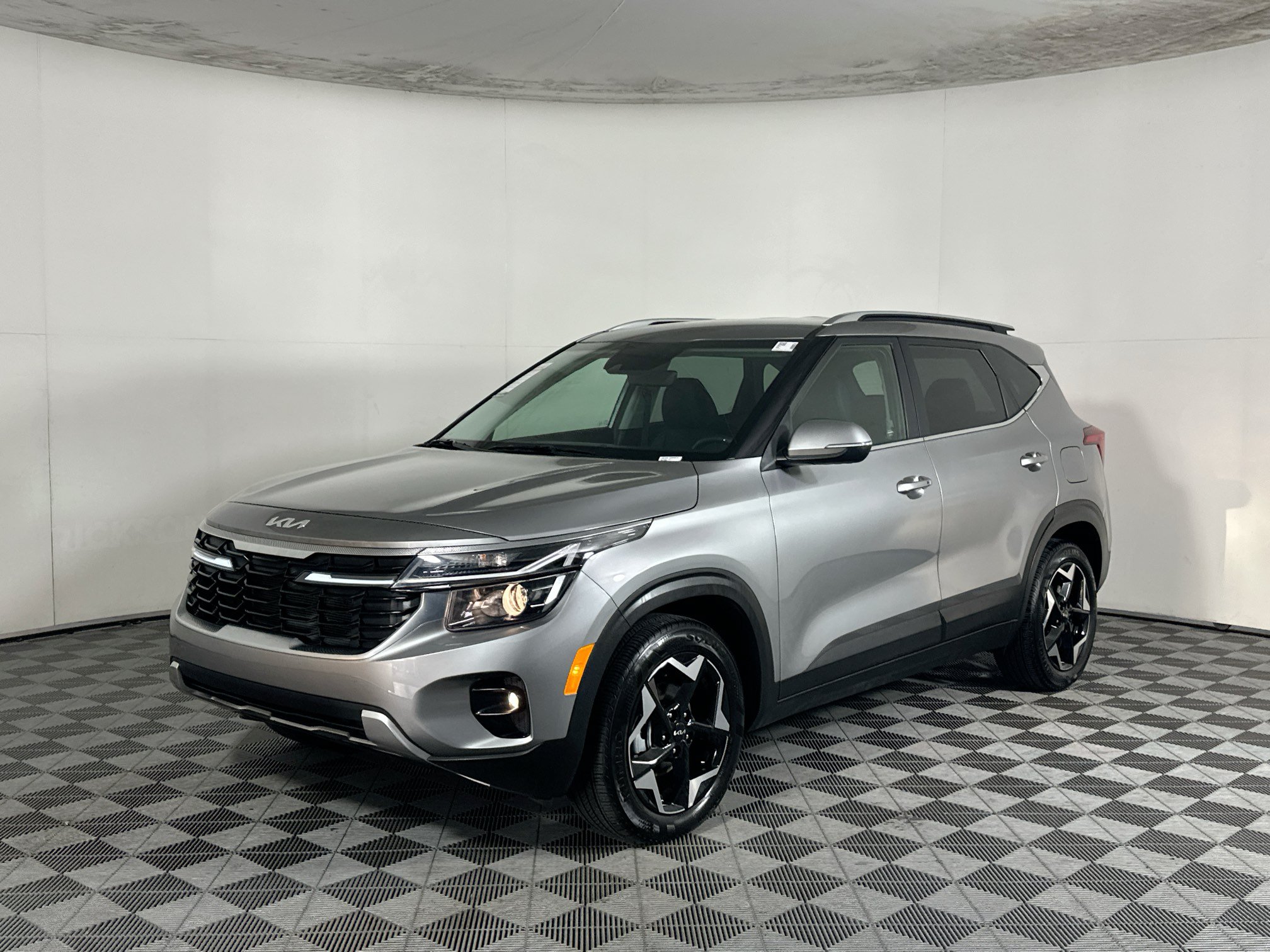 Used 2025 Kia Seltos EX FWD image 7