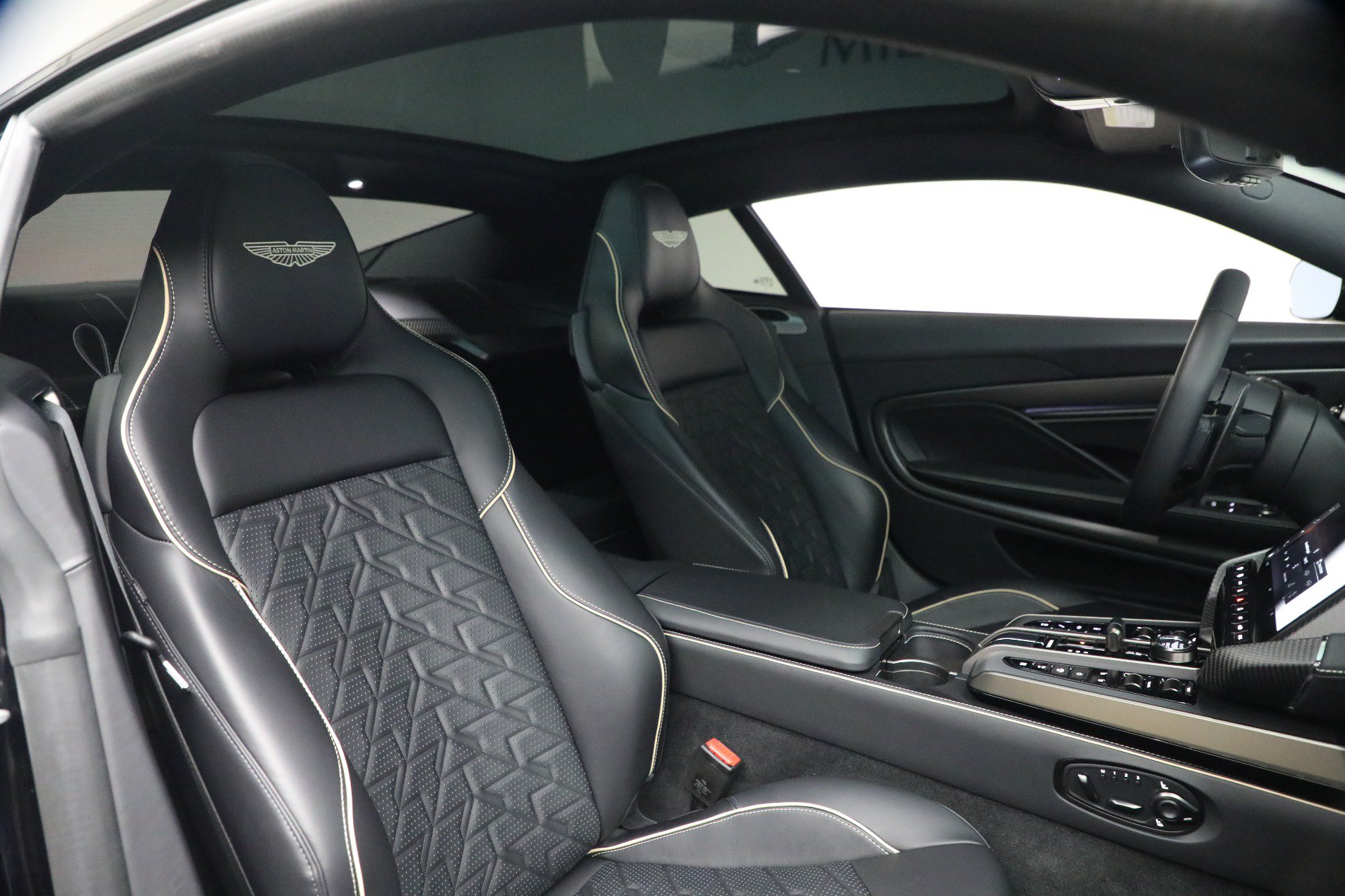 Used 2025 Aston Martin Vanquish RWD image 22