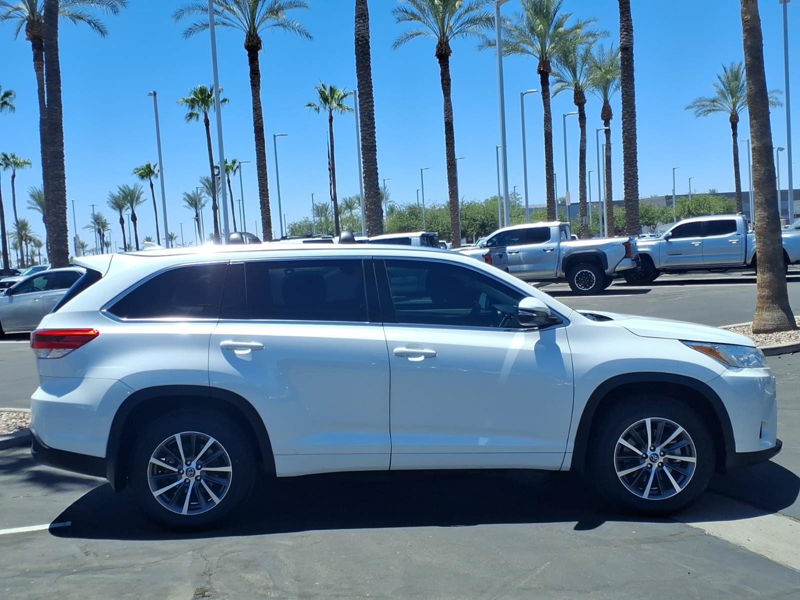 Used 2018 Toyota Highlander XLE AWD/4WD image 3
