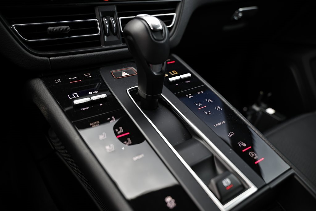 Certified 2024 Porsche Macan image 42