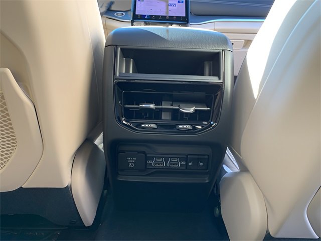 New 2025 Jeep Grand Cherokee Limited w/ Black Appearance Package image 37