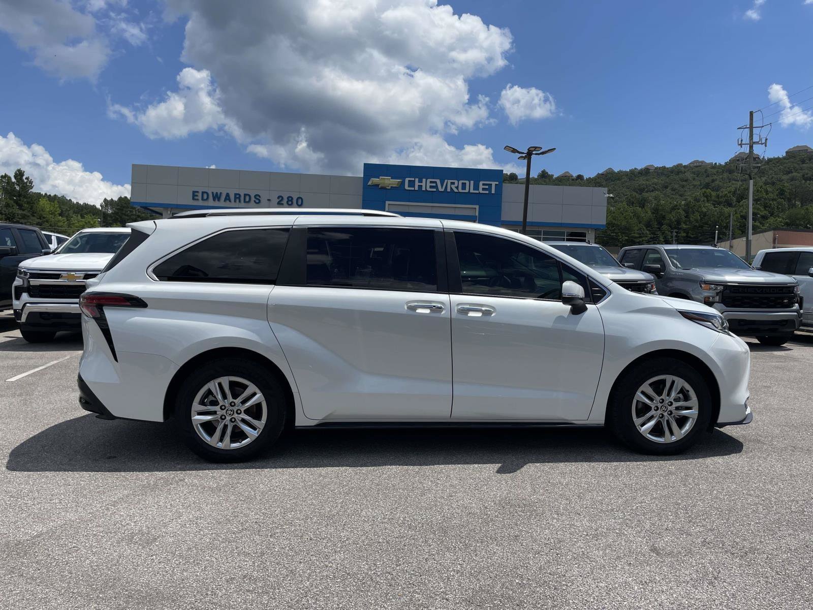 Used 2023 Toyota Sienna Limited FWD image 22