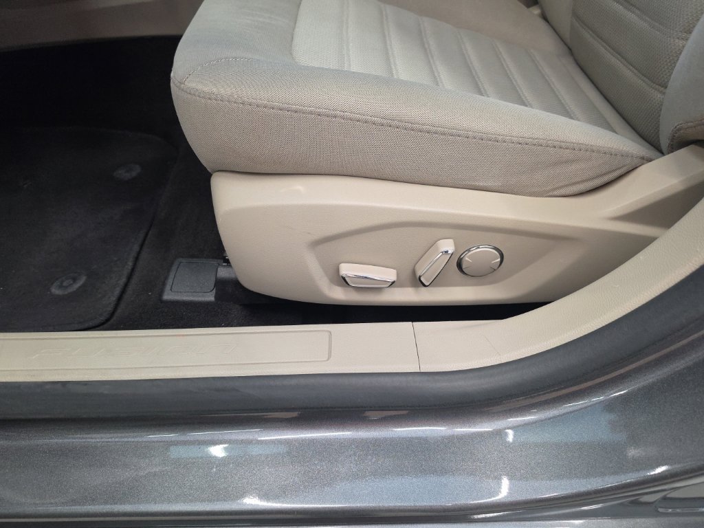 Used 2020 Ford Fusion SE FWD image 31