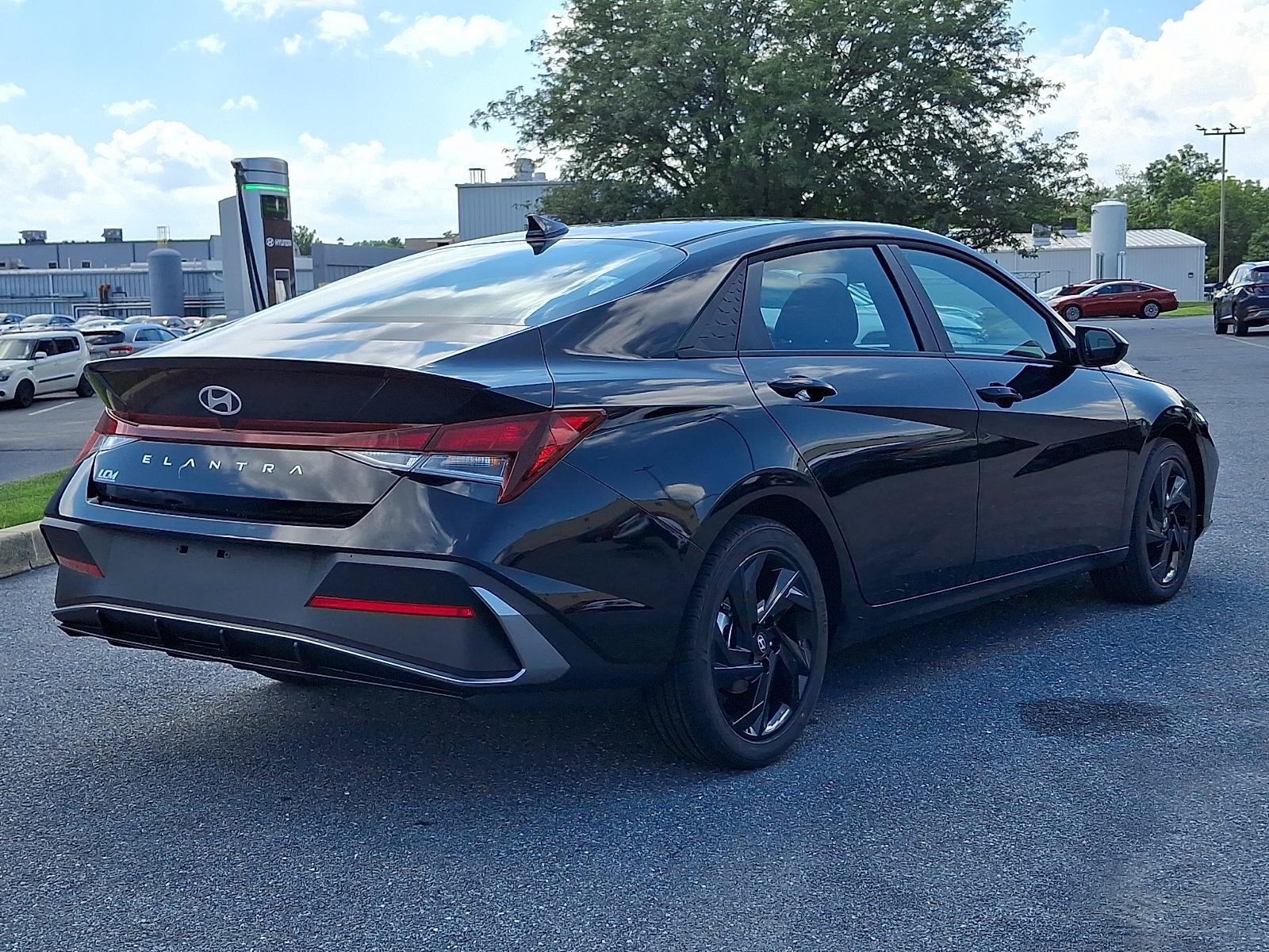 New 2026 Hyundai Elantra SEL Sport FWD image 3