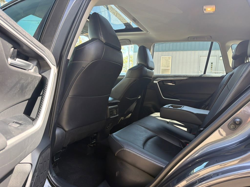 Used 2021 Toyota RAV4 XLE Premium image 19