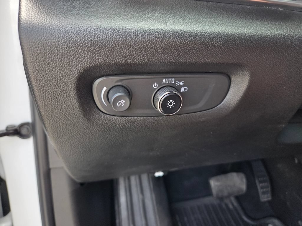 Used 2023 Chevrolet Traverse RS FWD image 25
