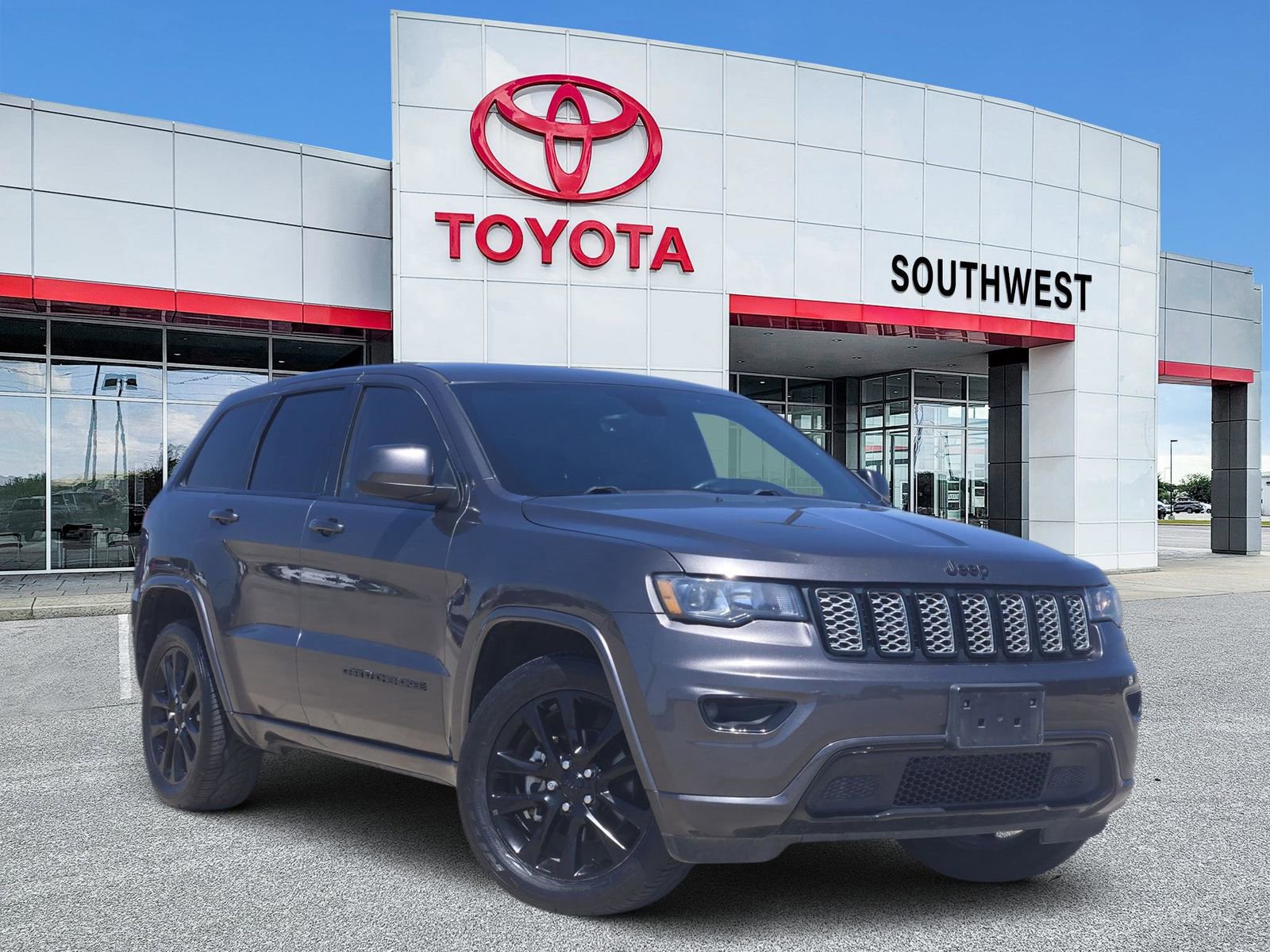 Used 2018 Jeep Grand Cherokee Altitude RWD image 1