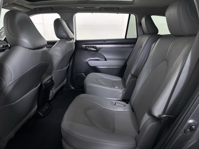 Used 2023 Toyota Highlander Platinum FWD image 26