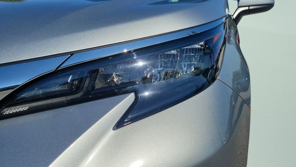 Certified 2025 Toyota Sienna XLE image 9