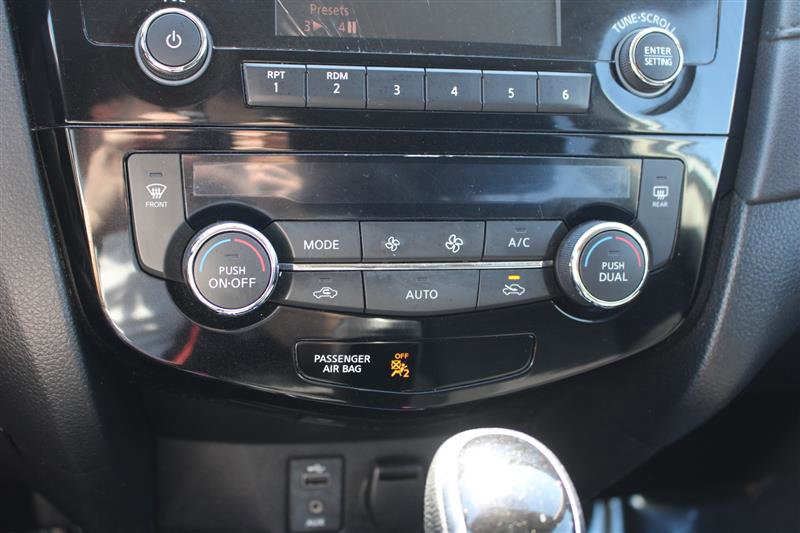 Used 2017 Nissan Rogue SV image 16