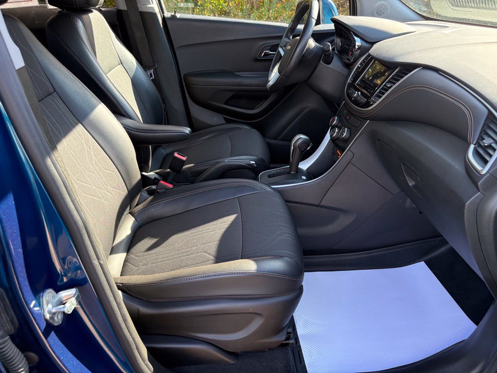 Used 2019 Chevrolet Trax LT w/ LT Convenience Package FWD image 27