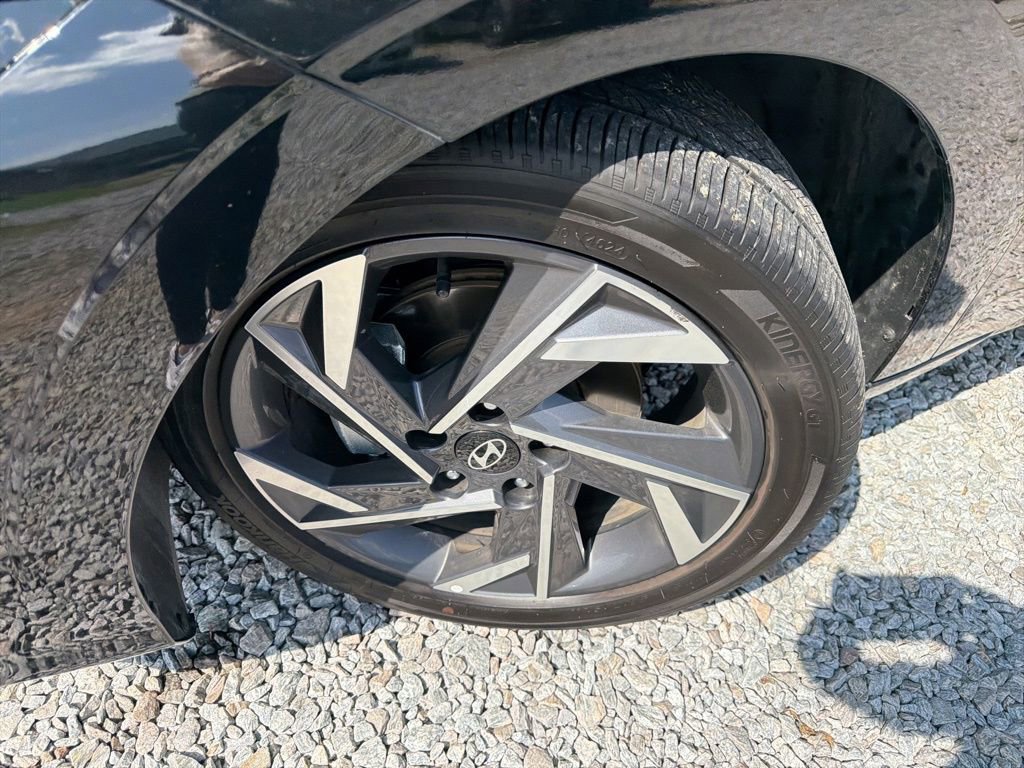 Used 2025 Hyundai Elantra SEL image 2