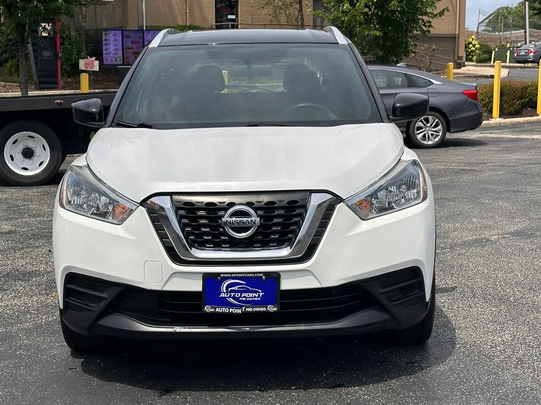 Used 2018 Nissan Kicks SV FWD image 2