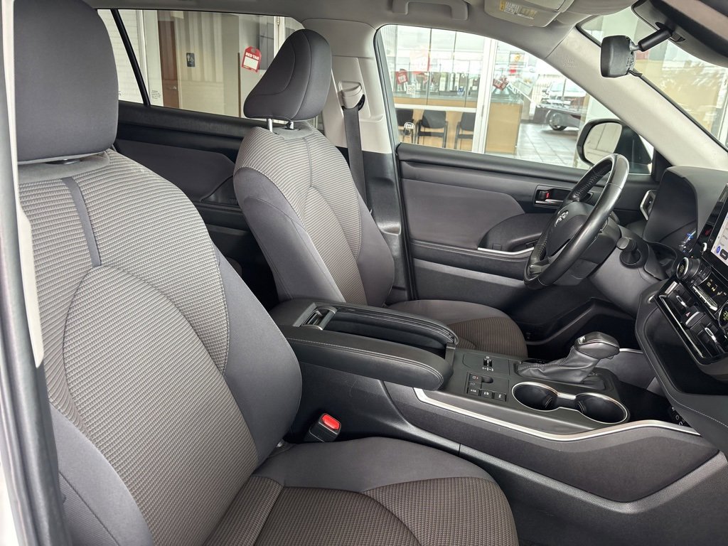 Used 2024 Toyota Highlander LE image 33