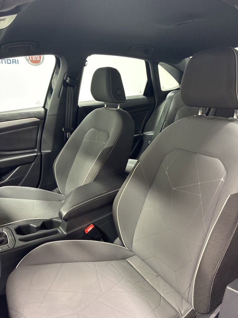 Used 2025 Volkswagen Jetta Sport image 9