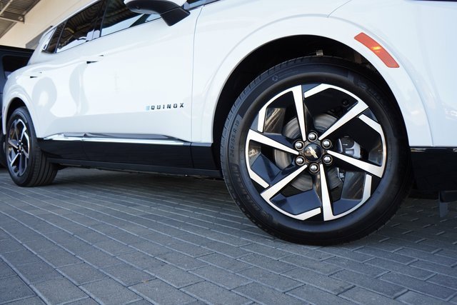 New 2025 Chevrolet Equinox EV LT image 9