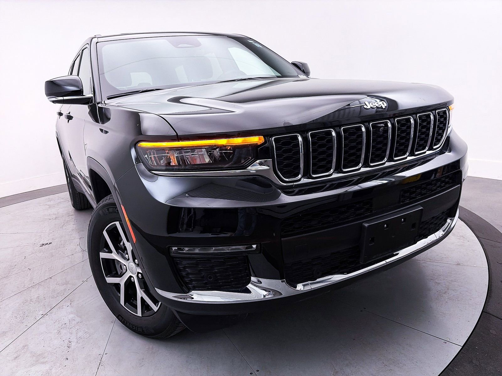 Used 2024 Jeep Grand Cherokee L Limited w/ Luxury Tech Group II image 3