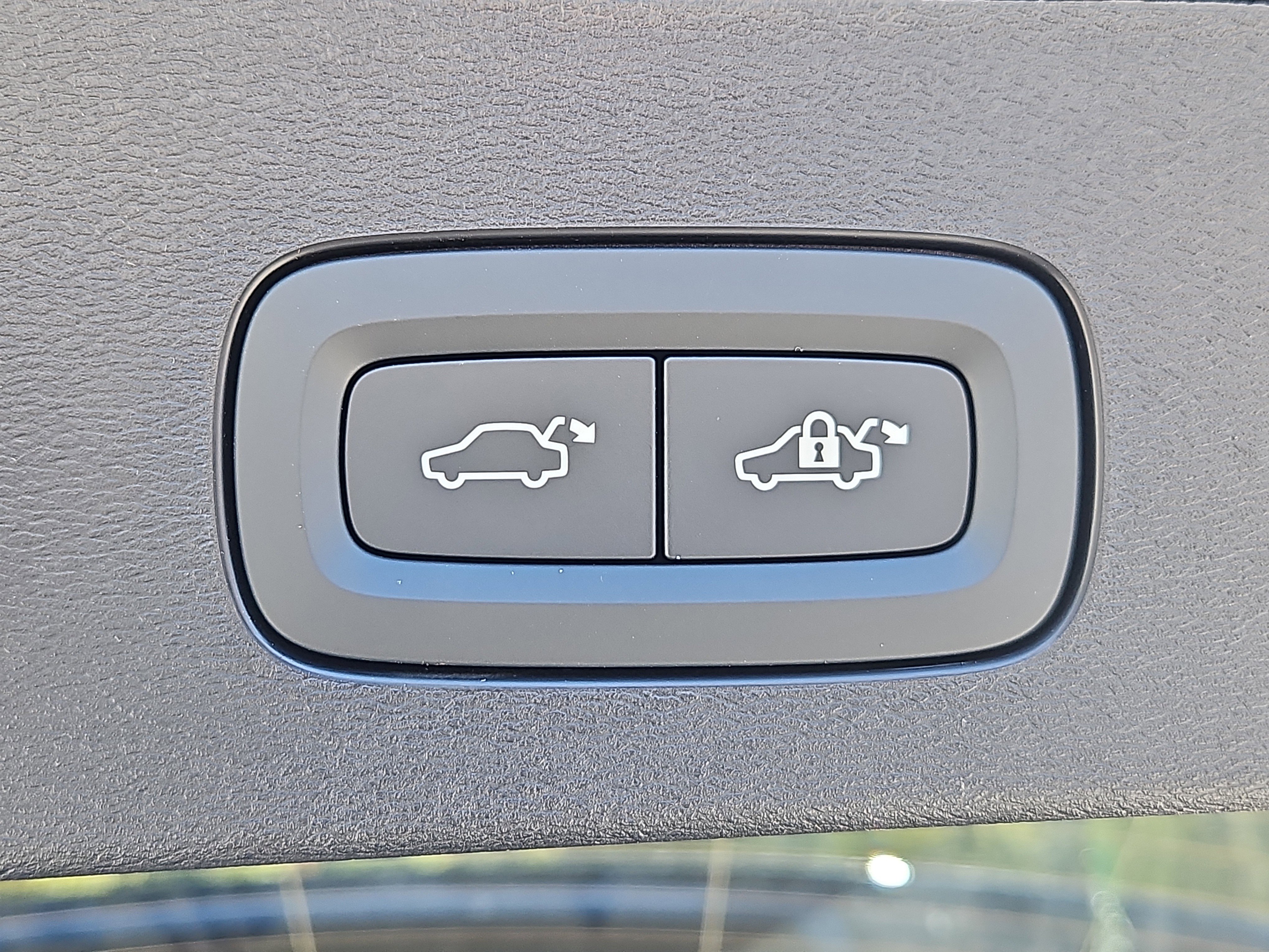 New 2026 Volvo V60 B5 Cross Country Plus w/ Protection Package Premier image 12