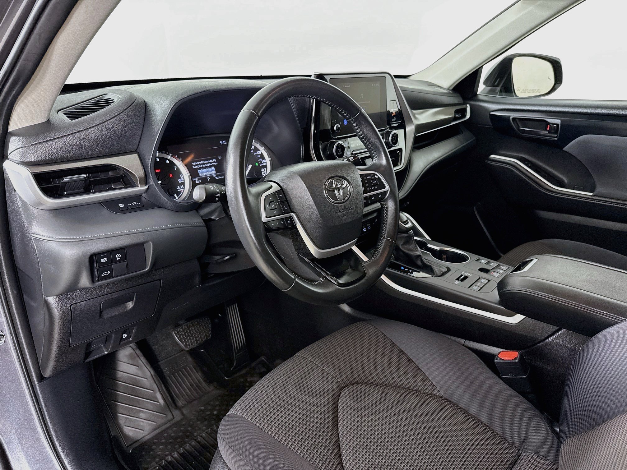 Used 2025 Toyota Highlander LE AWD/4WD image 10