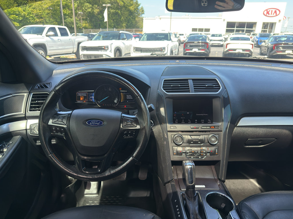 Used 2017 Ford Explorer XLT w/ Equipment Group 202A AWD/4WD image 9