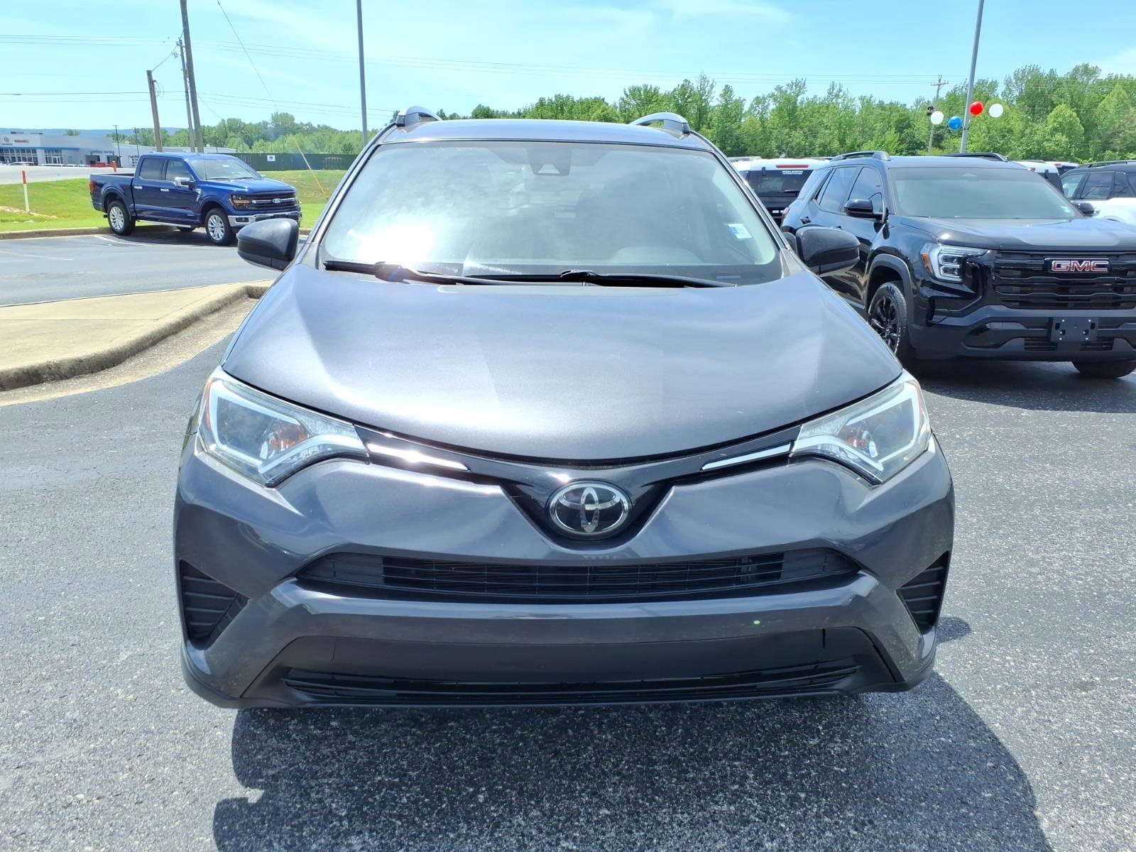Used 2018 Toyota RAV4 LE FWD image 2