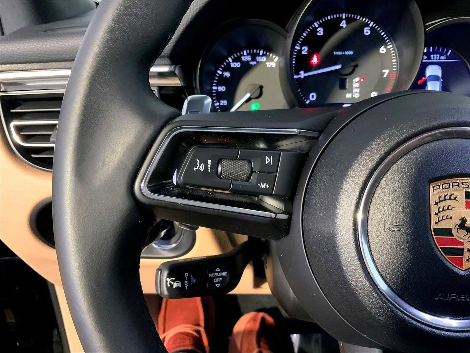 Certified 2025 Porsche Macan image 27