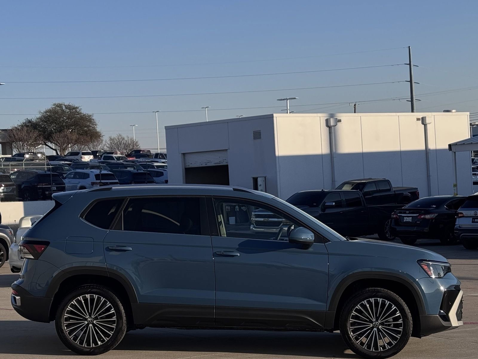 Used 2025 Volkswagen Taos SE image 3