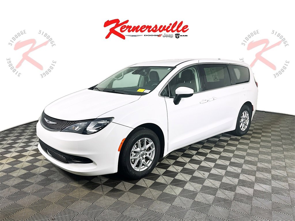 Used 2023 Chrysler Voyager LX image 3