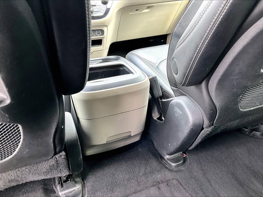 Used 2023 Chrysler Pacifica Touring-L image 32