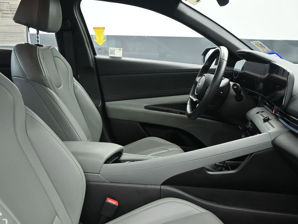 Used 2025 Hyundai Elantra Limited image 10