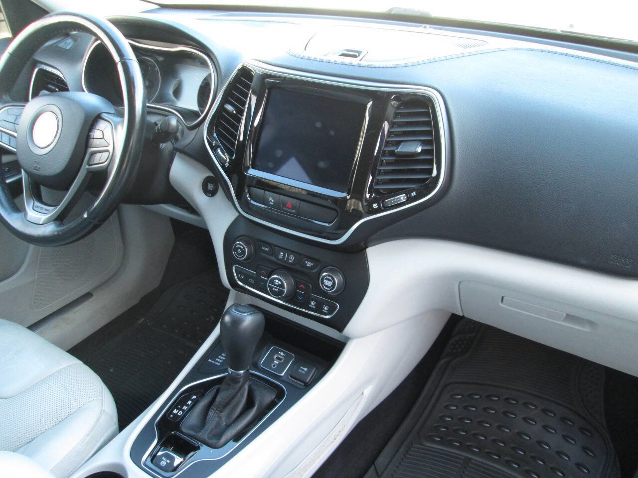 Used 2019 Jeep Cherokee Limited image 21