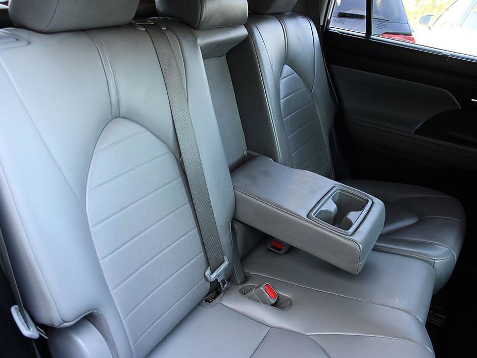 Used 2021 Toyota Highlander XLE FWD image 19