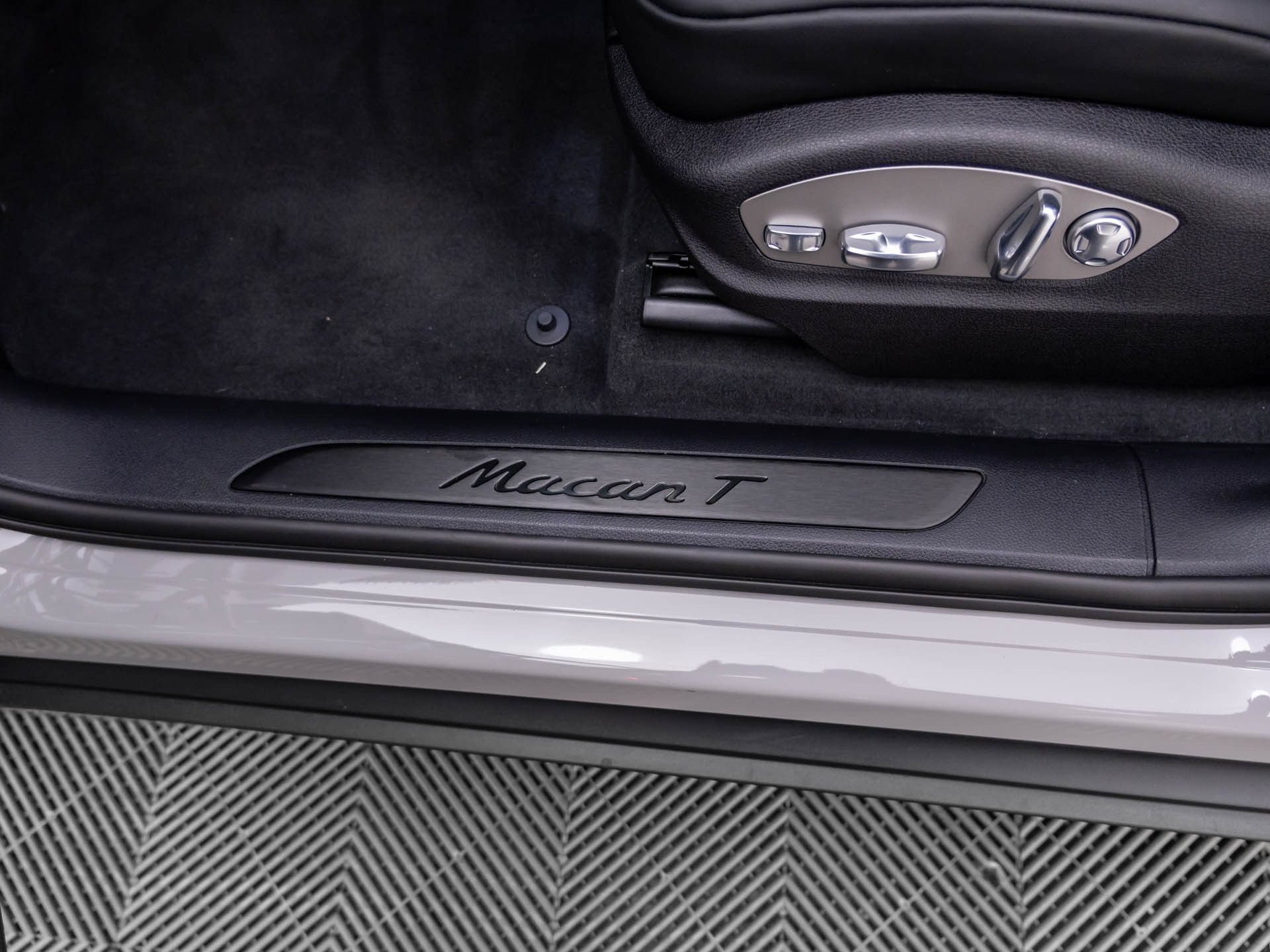 New 2026 Porsche Macan Turbo AWD/4WD image 16
