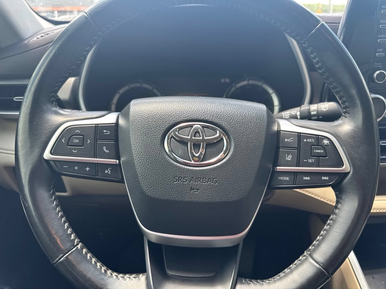 Used 2022 Toyota Highlander XLE FWD image 11